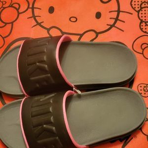Nike slides size 5 used a few times great conditio